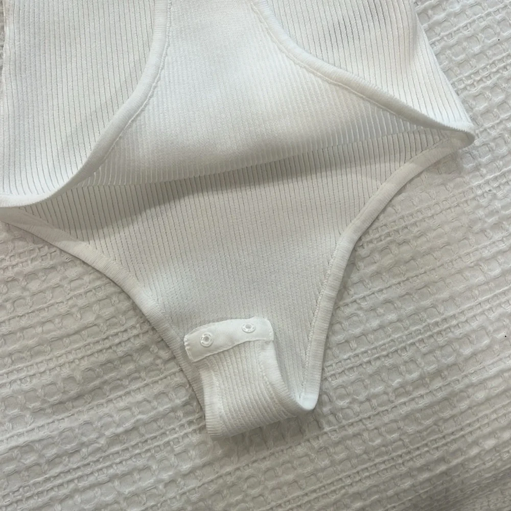 Women’s white bodysuit! XS! NWOT 💌🎀 - Picture 4 of 6
